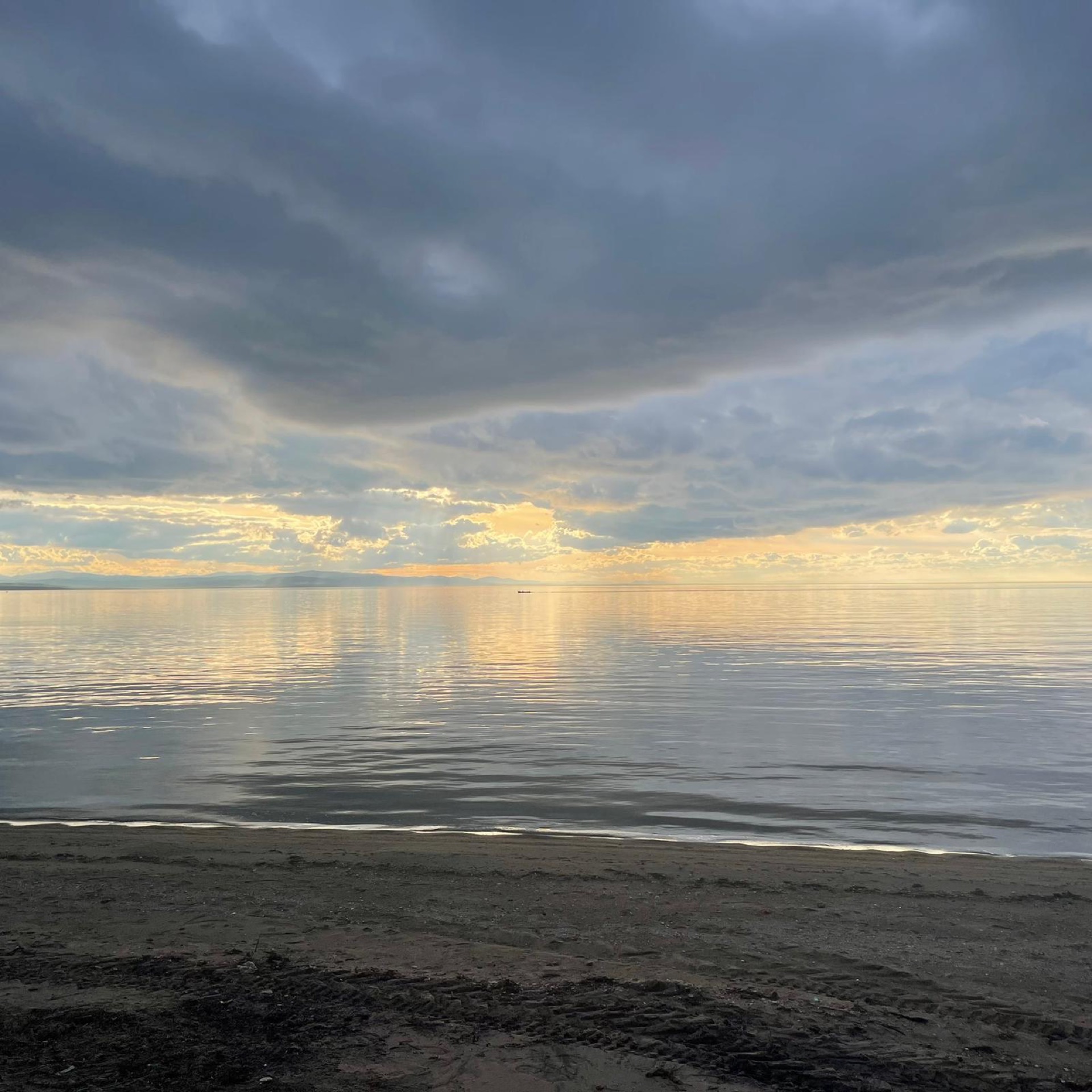 Ocaklar Bulutlu Sahil Yansıma