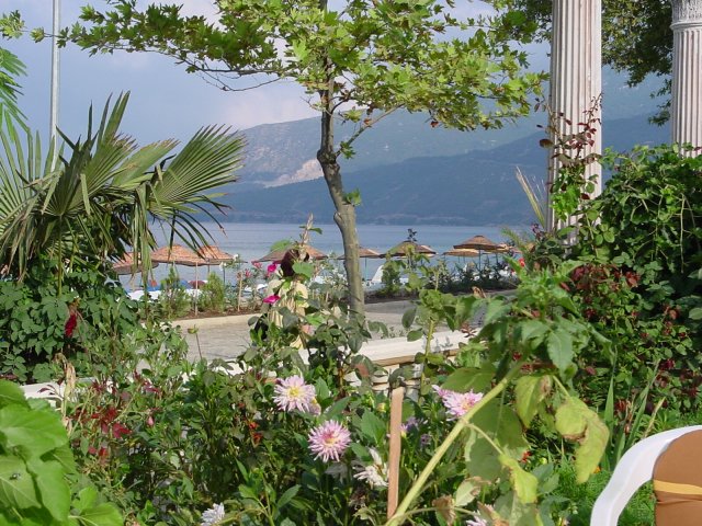 Bahçe ve deniz manzarası
