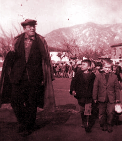 Başöğretmen Ahmet Gürgen öğrencileriyle yürürken