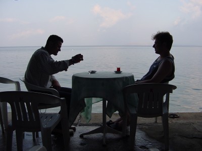 Çay bahçesinde çay içerken